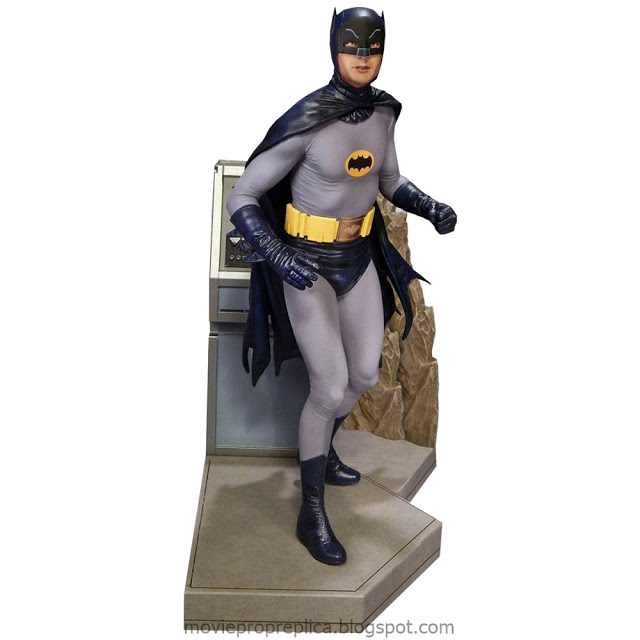 Batman (1960s TV Series): “To the BATMOBILE” – Batman Maquette Diorama (Adam West)