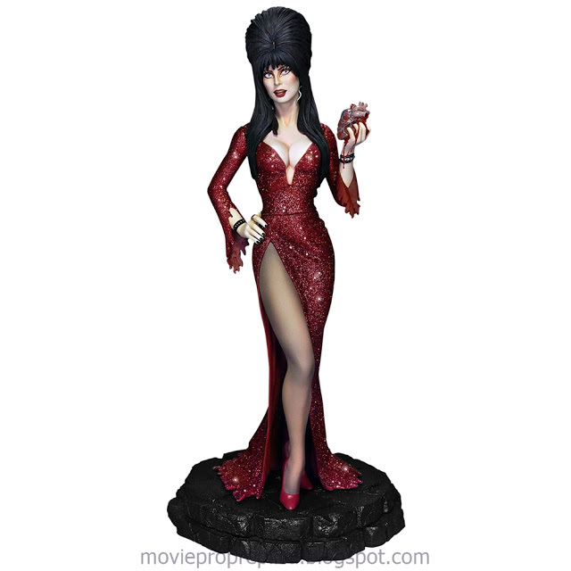 Elvira, the Mistress of the Dark: Elvira “Your Heart Belongs to Me” Statue (Cassandra Peterson)